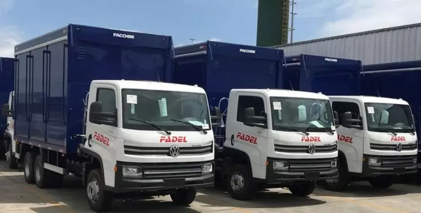 A foto mostra uma frota de caminhões da Fadel Transportes